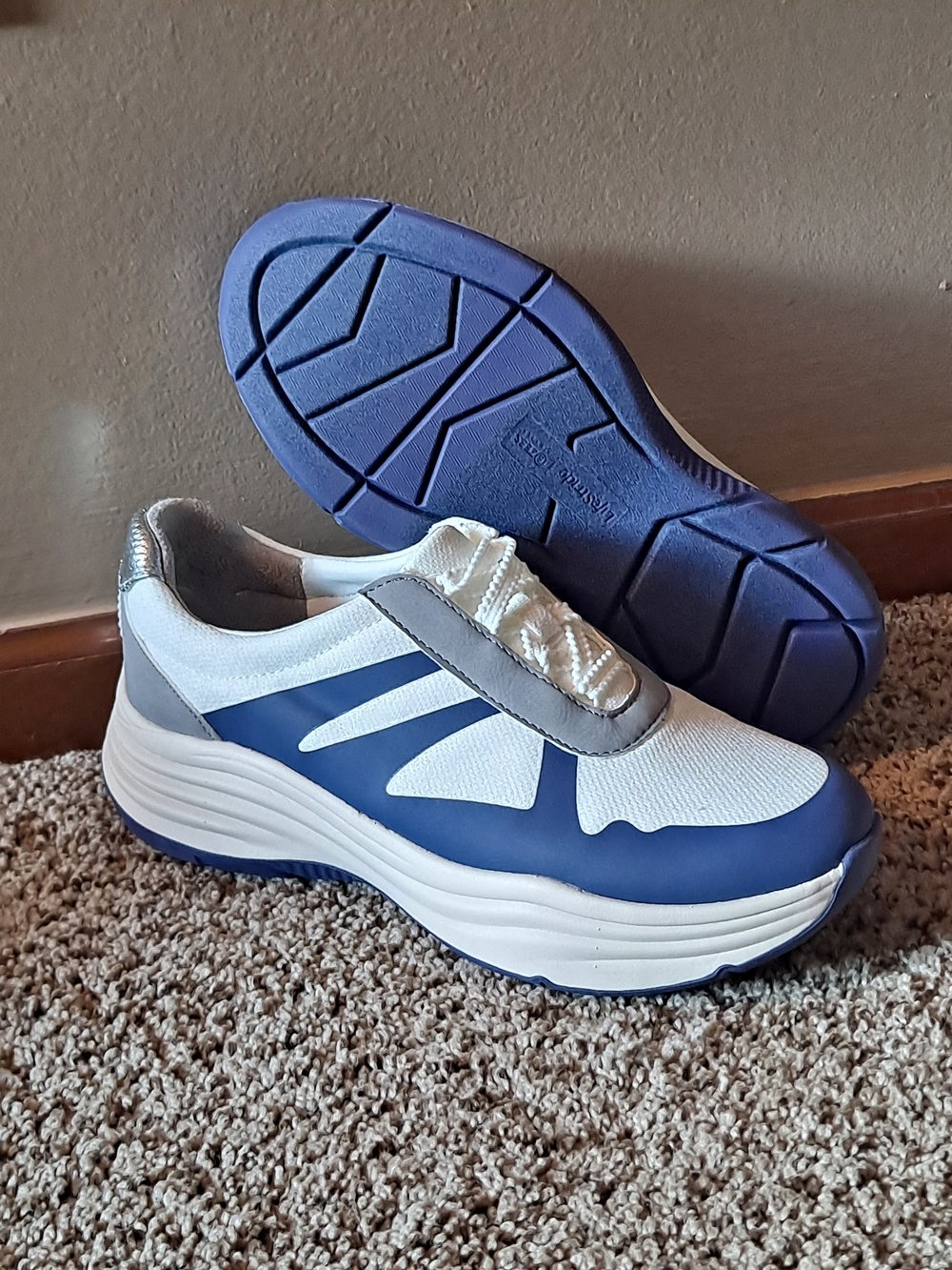 Life Stride Bzees Air Step Women’s White and Blue Slip-On Sneakers Size 9 - Picture 2 of 8